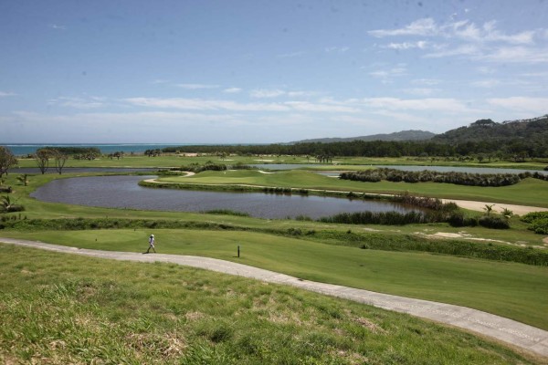 Disfrute el golf, playa y buceo en el club Pristine Bay Resort