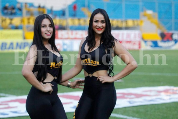 Pasarela de hermosas hondureñas en los partidos de repechaje de la Liguilla