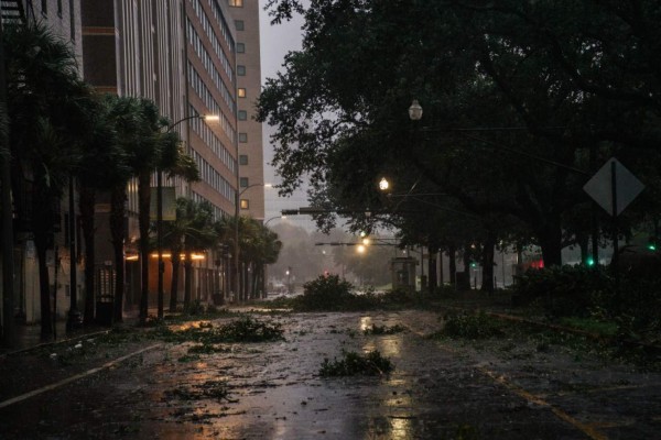 Árboles caídos, techos destruidos, más de un millón sin electricidad: Luisiana evalúa los destrozos de Ida