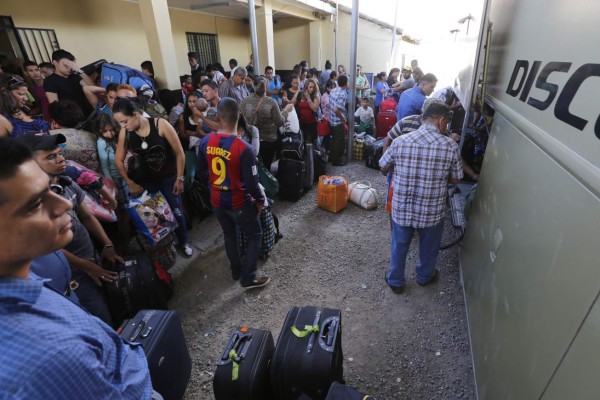 Viajeros abarrotan las terminales en un anticipado éxodo navideño
