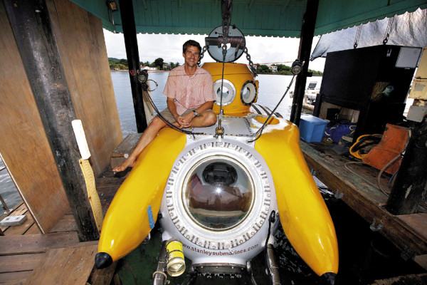 Submarino explora entrañas de Roatán