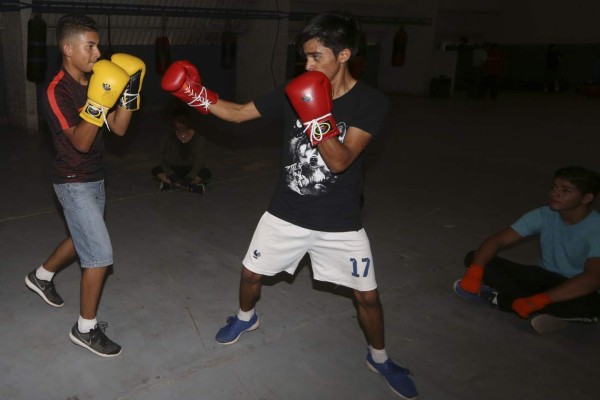 Héroes de barrio que golpean la violencia