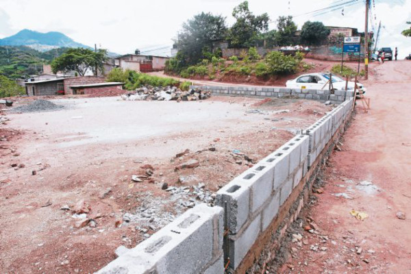 Construyen cancha en la Nueva Era