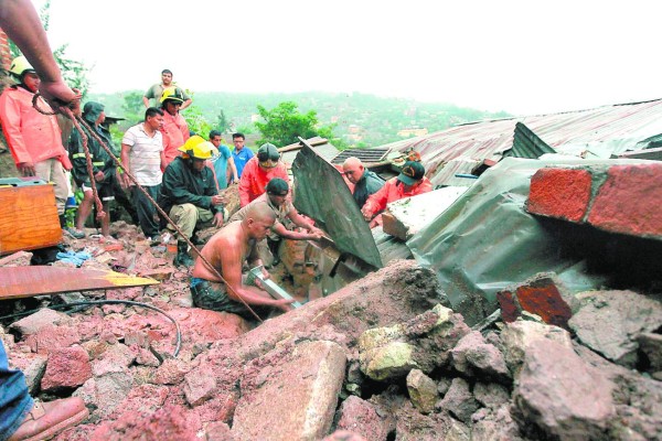 Rescatan a joven soterrado por deslizamiento en la capital