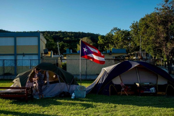 FOTOS: En la calle, afectados por devastadores sismos en Puerto Rico esperan ayuda