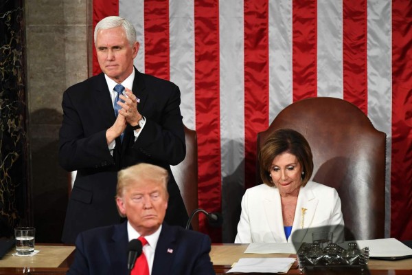 Arrogancia y poca cortesía: Las imágenes de Trump durante discurso del Estado de la Unión