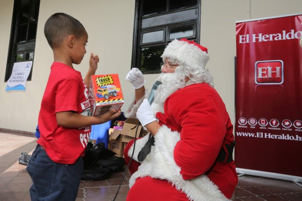 Santa Claus realiza última entrega de juguetes