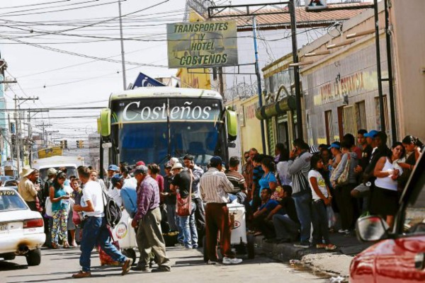 Comienza éxodo de ciudadanos en terminales de buses