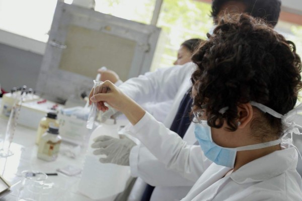 Tejidos microscópicos que prepara la UNAH serán usados por alumnos de media