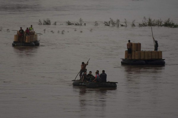 FOTOS: Así es la dura travesía de los migrantes en la frontera entre México y Guatemala