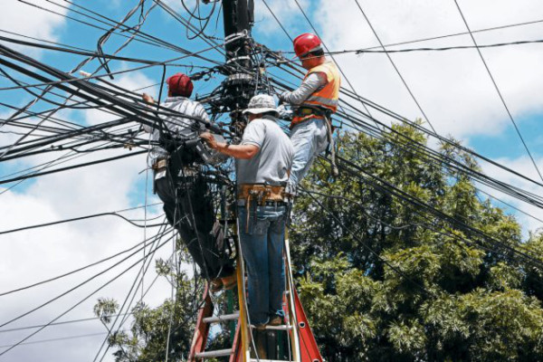 Avanza retiro de exceso de cables en Tegucigalpa