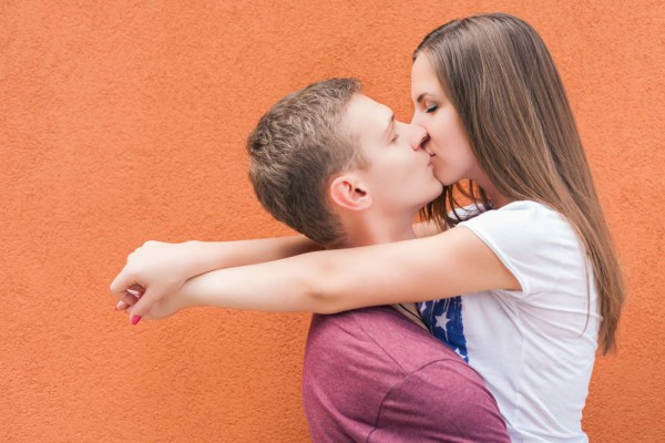 El significado de los besos... ¿es amor o amistad?