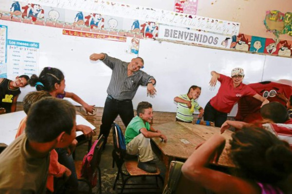 Equipamos a niños de Las Pilas para culminar año escolar