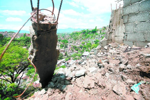 Pobladores piden que derriben muro en la 1 de Diciembre