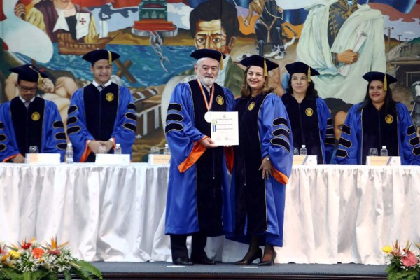 Darío Villanueva recibió el más alto grado académico que la universidad le otorga a personalidades internacionales. Foto: Emilio Flores / El Heraldo.