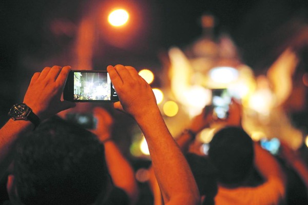 Devotos acompañan el cortejo del Cristo Yacente
