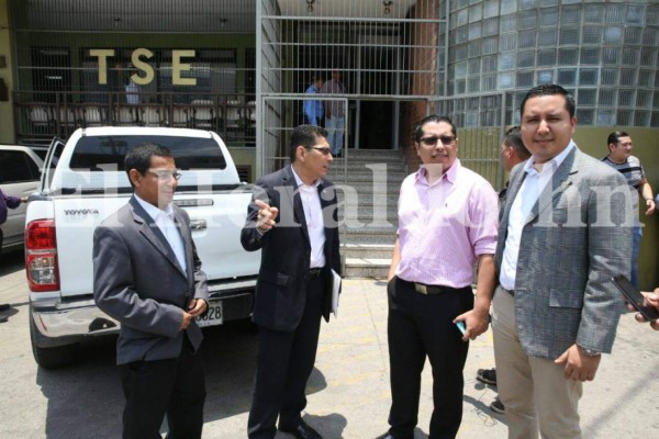 Tribunal Superior Electoral recoge documentación de corrientes en la sede del Partido Anticorrupción