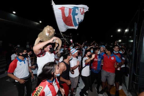 Locura desató Olimpia al arribar al aeropuerto Ramón Villeda Morales  