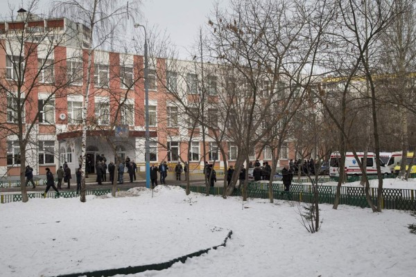 Estudiante mata un maestro y un policía en Moscú