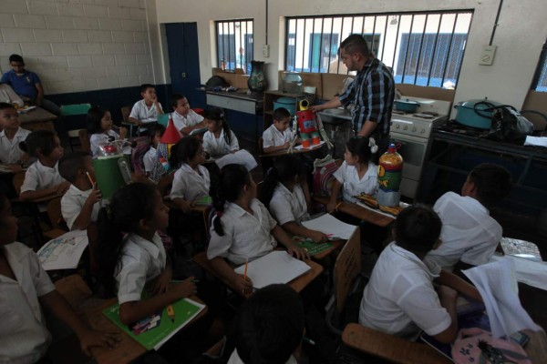 Aula por aula, niños comparten mensaje ambiental