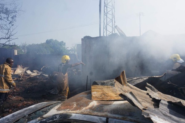Las dolorosas escenas tras la explosión que ya suma 98 muertos en Sierra Leona