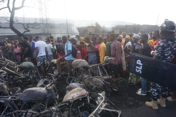 Las dolorosas escenas tras la explosión que ya suma 98 muertos en Sierra Leona