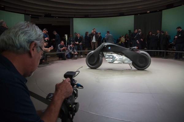 Se autoequilibra y no necesita casco: BMW presenta la moto del futuro