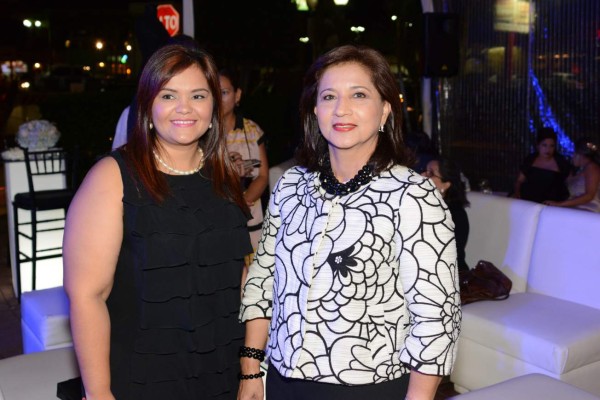 Elegante coctel por apertura de Rosa Clará