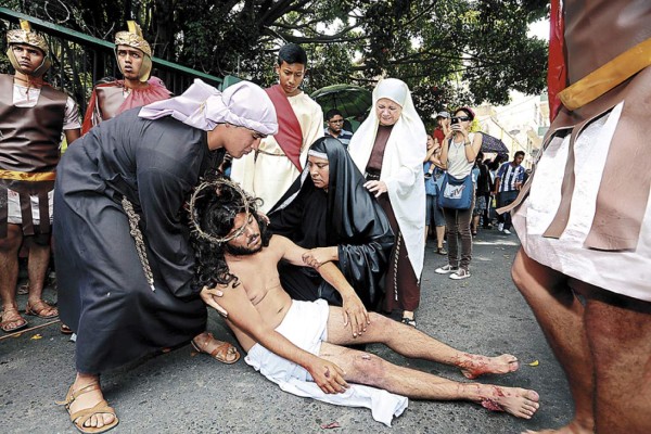 Fe y devoción de hondureños en solemne procesión del Vía Crucis