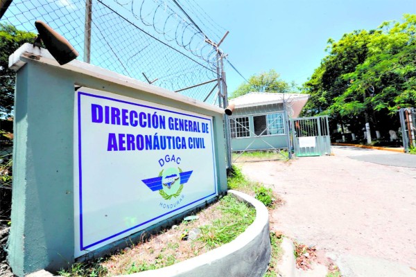 Poder Ejecutivo anuncia despido de 500 trabajadores de Aeronáutica Civil