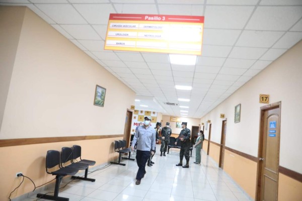 FOTOS: Enérgico y motivado, así abandonó el presidente Hernández el Hospital Militar