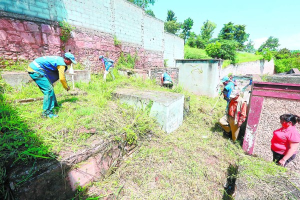 Notoria presencia policial en cementerios capitalinos