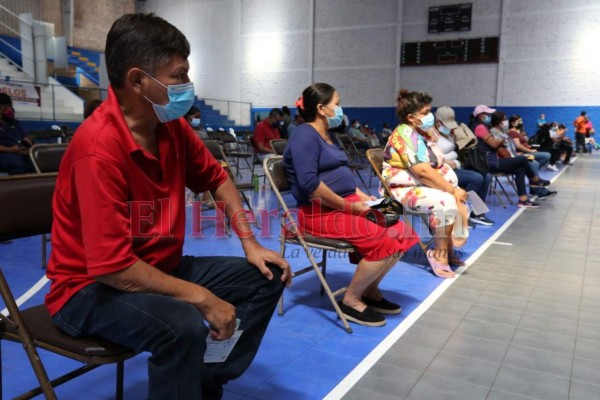 FOTOS: Tercer día consecutivo de inmensas filas por jornada de vacunación en la capital