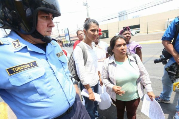 Segundo día de protestas del Copinh frente a casa de gobierno