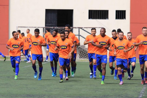 Los Lobos de la UPNFM arrancan pretemporada con prueba de refuerzos