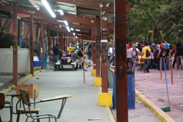 Estudiantes de UNAH-VS desalojan instalaciones de forma pacífica