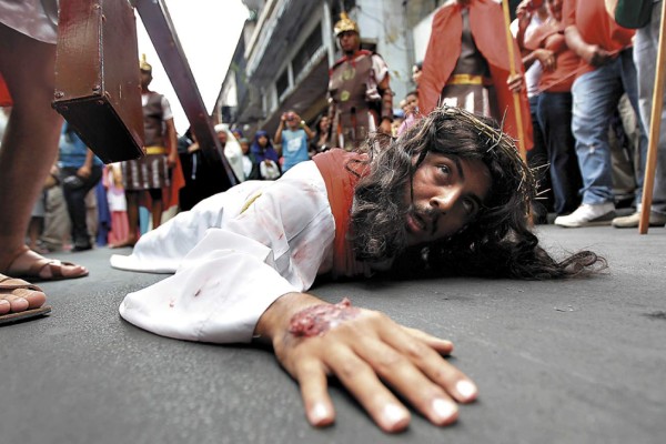 Fe y devoción de hondureños en solemne procesión del Vía Crucis
