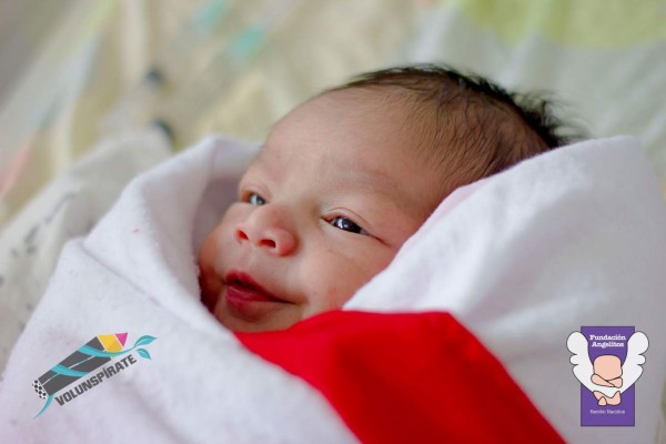 Bebés reciben amor en el Hospital Materno Infantil