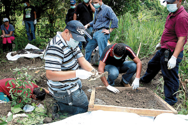 Desentierran cuerpos de dos mujeres en el norte de Honduras