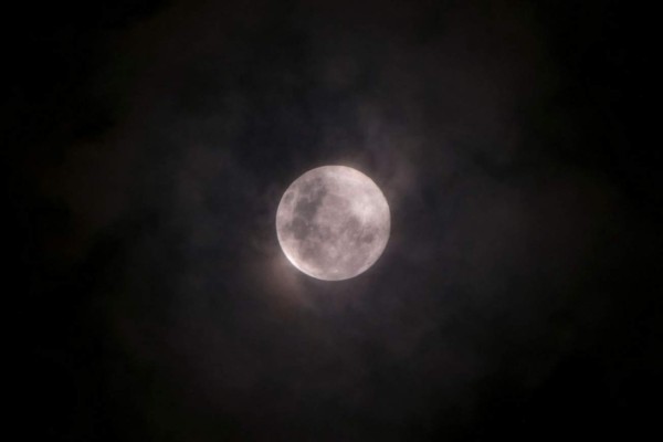 Las espectaculares imágenes que nos deja la Superluna rosa