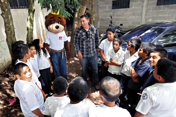 Escolares aprenden a elaborar abono orgánico