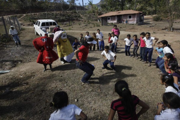 Matriculamos a dos niños en San Román