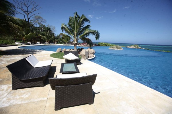 Disfrute el golf, playa y buceo en el club Pristine Bay Resort