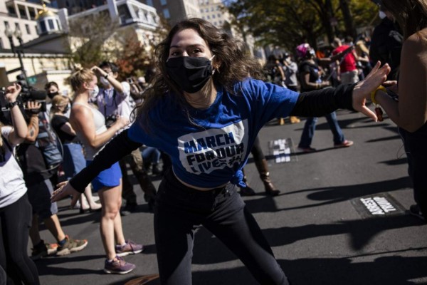 Miles festejan en alrededores de la Casa Blanca al grito de 'fuera Trump'