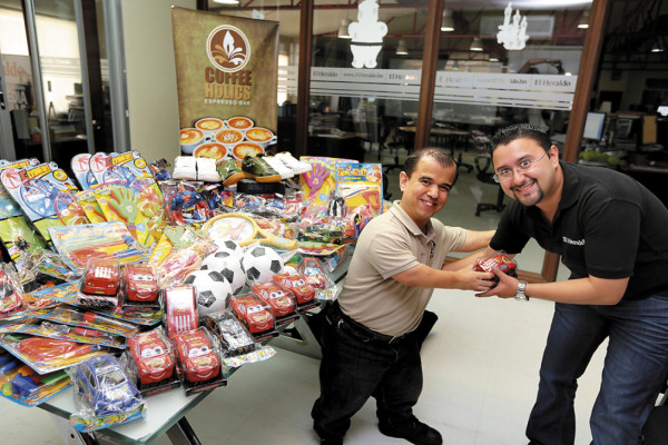 Coffee Holics se suma a cambiar juguetes por risas