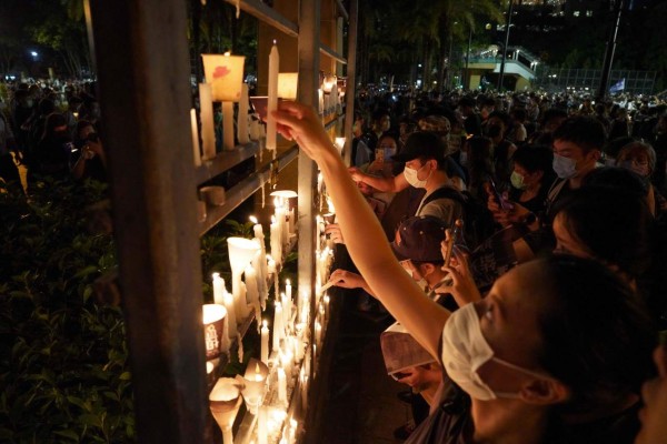 Con velas y en silencio, Hong Kong sale a las calles para recordar la masacre de Tiananmen&nbsp;&nbsp;