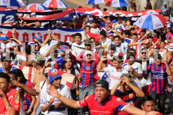 ¡Espectácular llegada de la Ultra Fiel al Estadio Nacional!