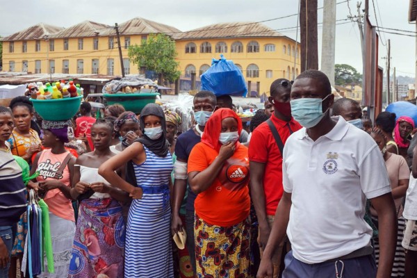 Las dolorosas escenas tras la explosión que ya suma 98 muertos en Sierra Leona
