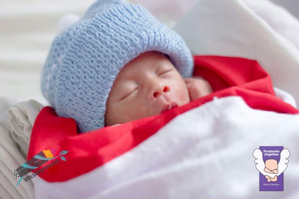 Bebés reciben amor en el Hospital Materno Infantil