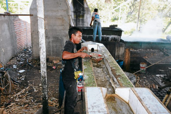 Los manos talangueñas que endulzan la Navidad